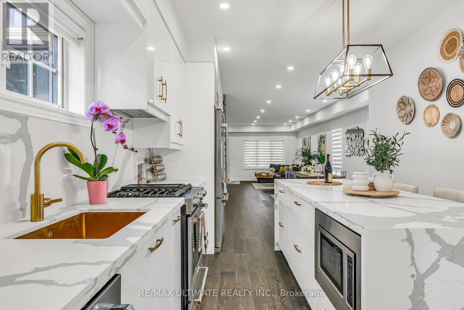 420 Harvie Avenue, Toronto, Ontario  M6E 4L8 - Photo 9 - W12767804