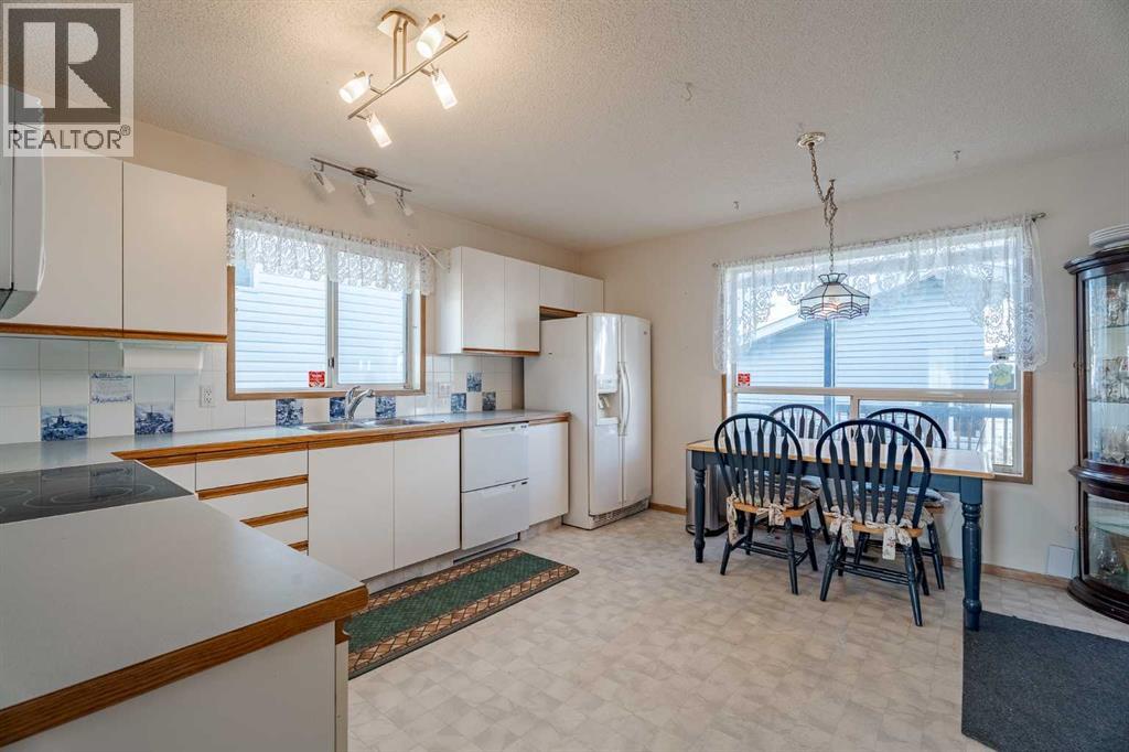 82 Martinridge Crescent Ne, Calgary, Alberta  T3J 3M4 - Photo 9 - A2274009