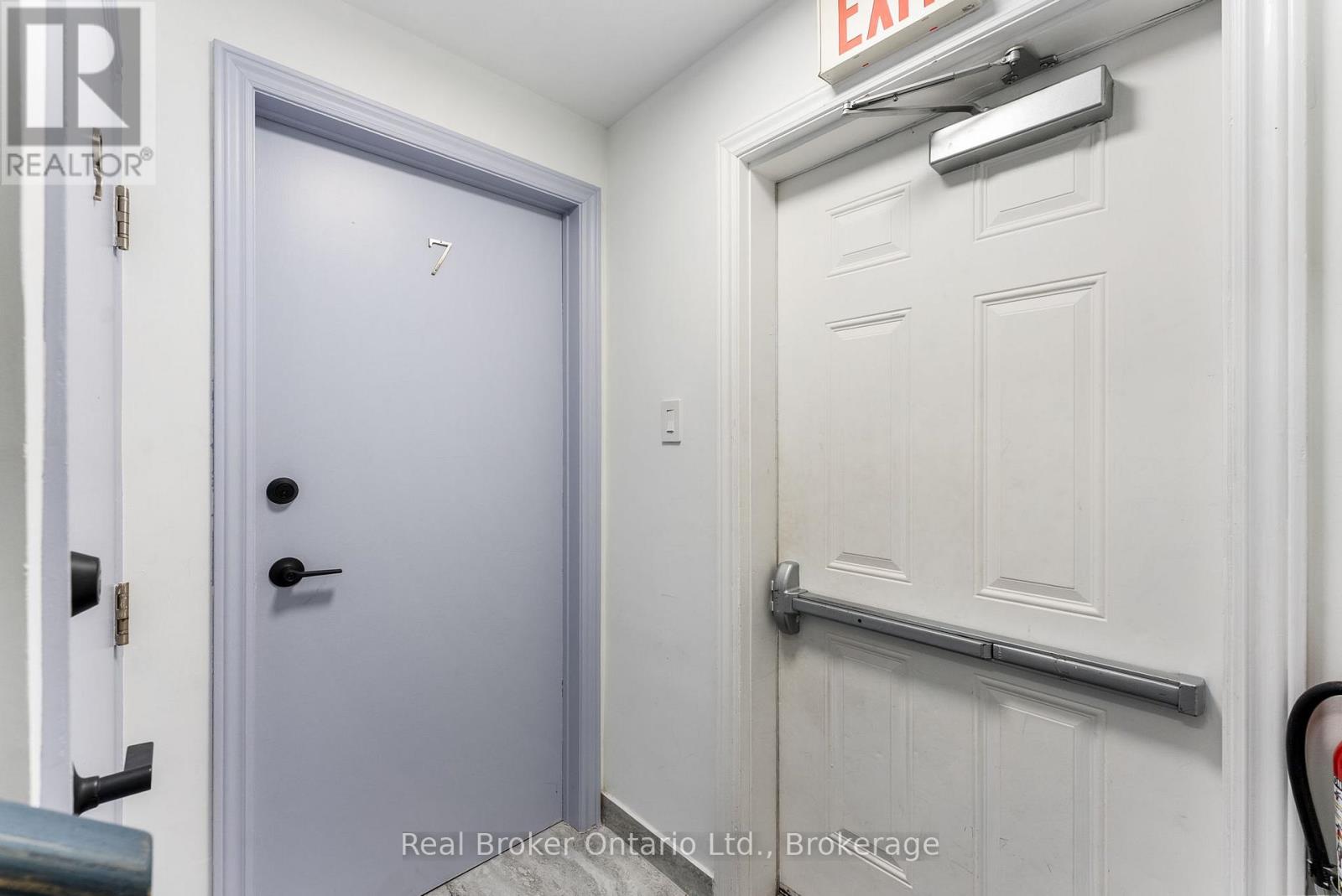 7 - 985 Kingsway Drive, Burlington, Ontario  L7T 3J1 - Photo 5 - W12767936