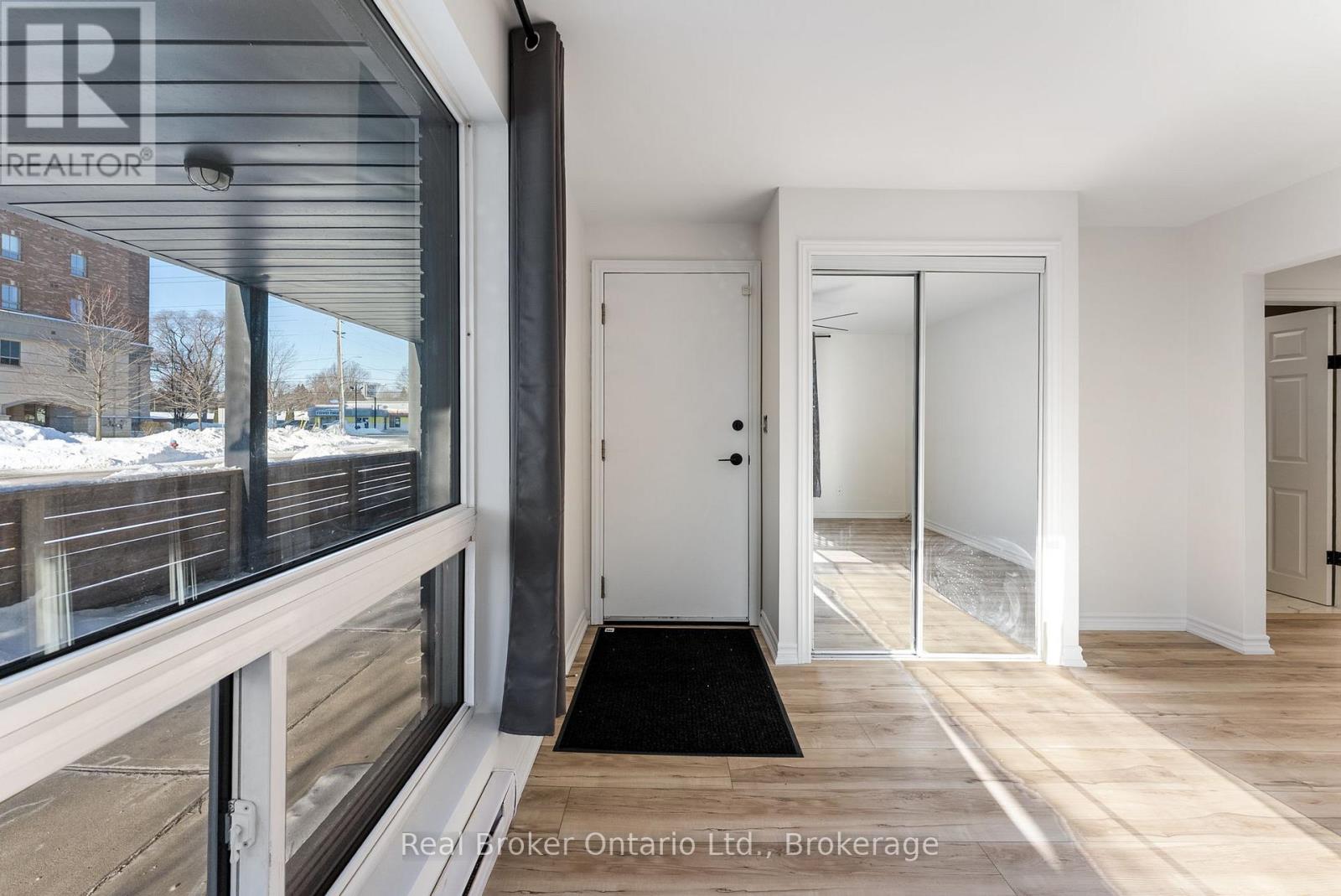 7 - 985 Kingsway Drive, Burlington, Ontario  L7T 3J1 - Photo 6 - W12767936