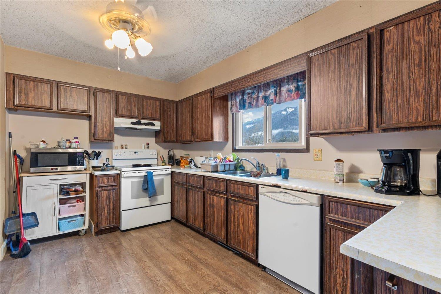 385 3rd Avenue, Hope, Hope, British Columbia  V0X 1L1 - Photo 3 - R3087603