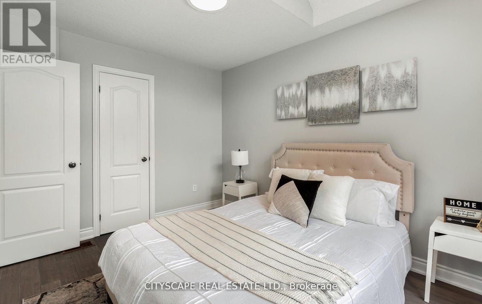 194 Tawny Crescent, Oakville (Br Bronte), Ontario  L6L 6T4 - Photo 13 - W12767866