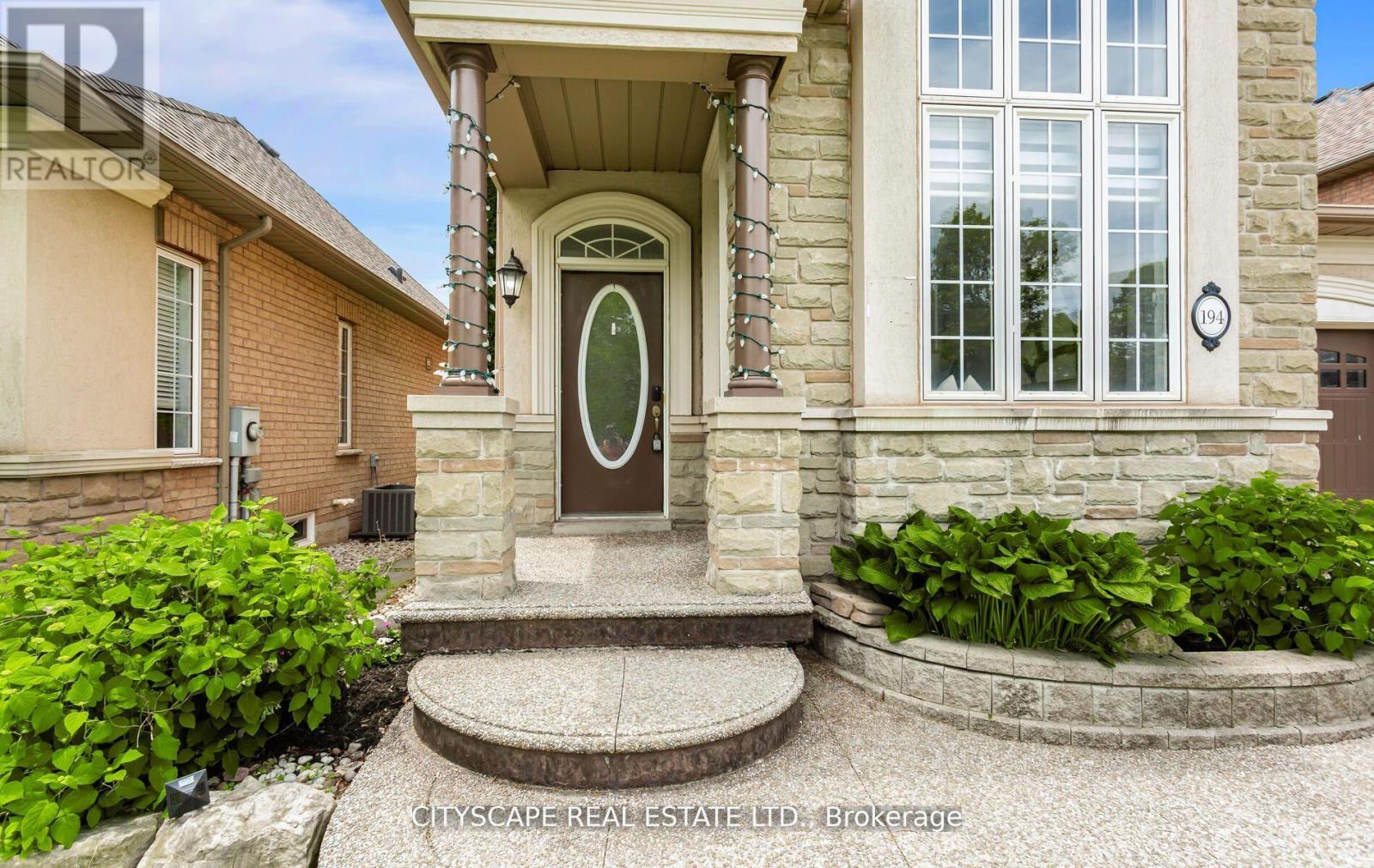 194 Tawny Crescent, Oakville (Br Bronte), Ontario  L6L 6T4 - Photo 4 - W12767866