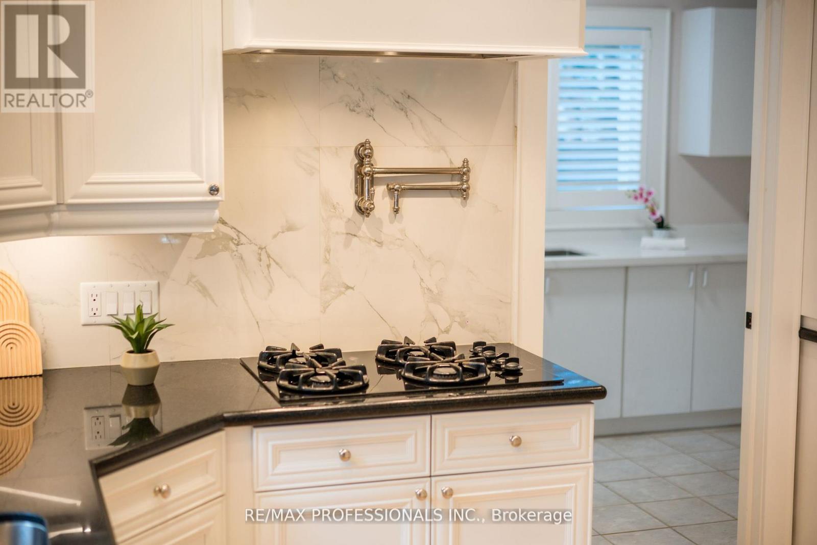 354 Country Club Crescent, Mississauga (Clarkson), Ontario  L5J 2P8 - Photo 25 - W12767950