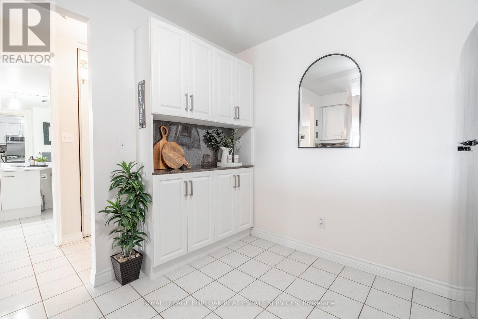 606 - 1276 Maple Crossing Boulevard, Burlington (Brant), Ontario  L7S 2J9 - Photo 8 - W12767960