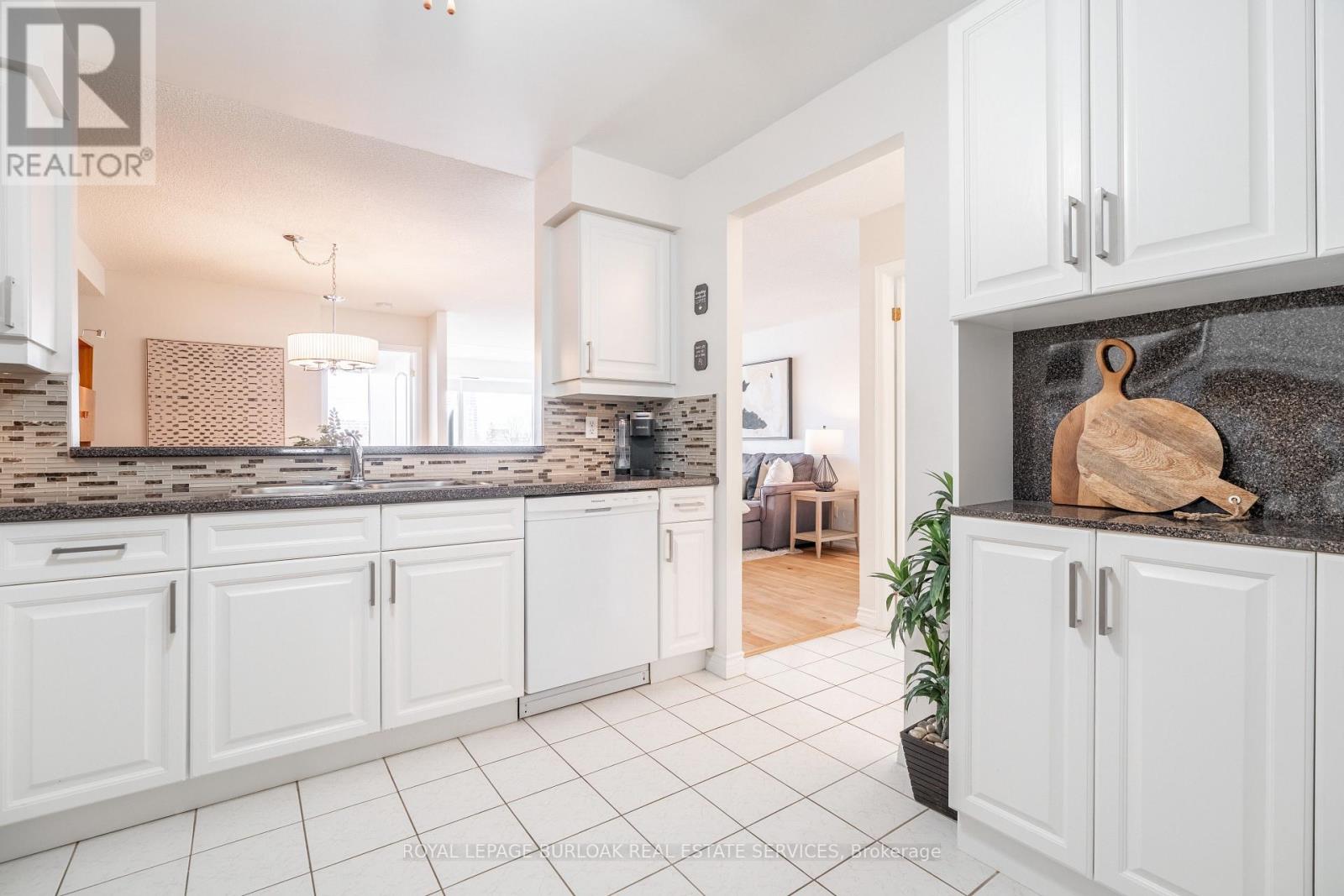 606 - 1276 Maple Crossing Boulevard, Burlington (Brant), Ontario  L7S 2J9 - Photo 9 - W12767960