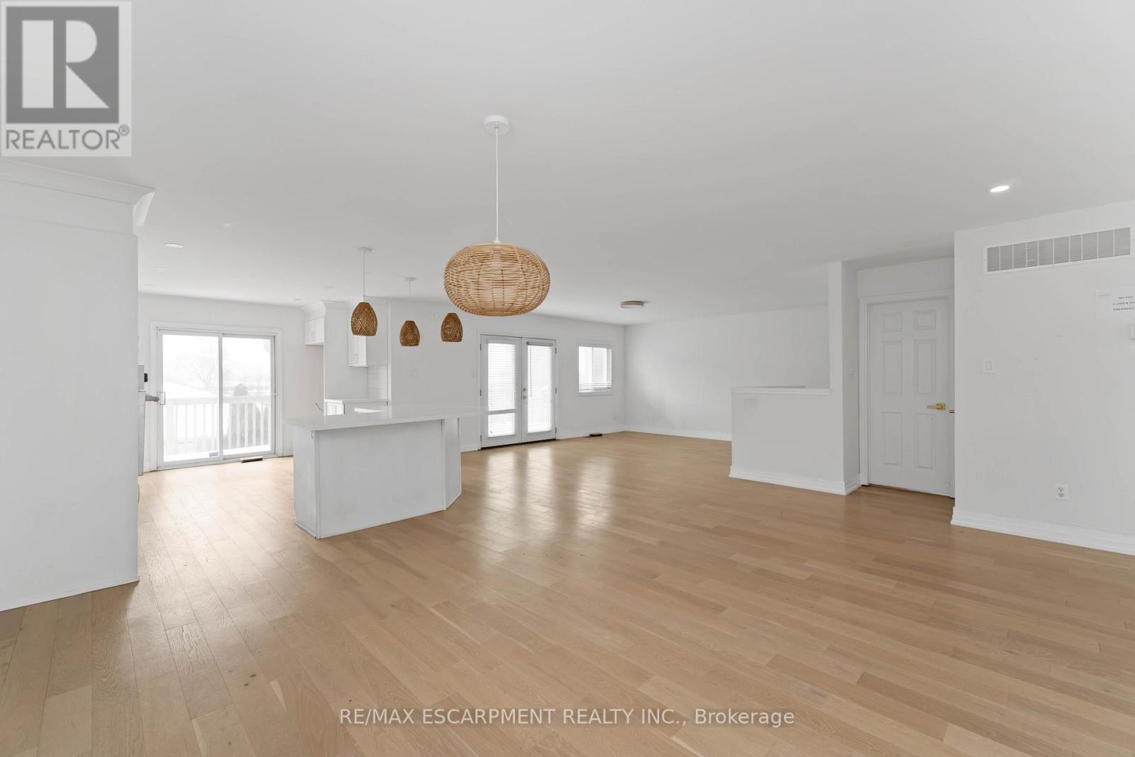 1056 Beach Boulevard, Hamilton (Hamilton Beach), Ontario  L8H 6Z4 - Photo 11 - X12767876