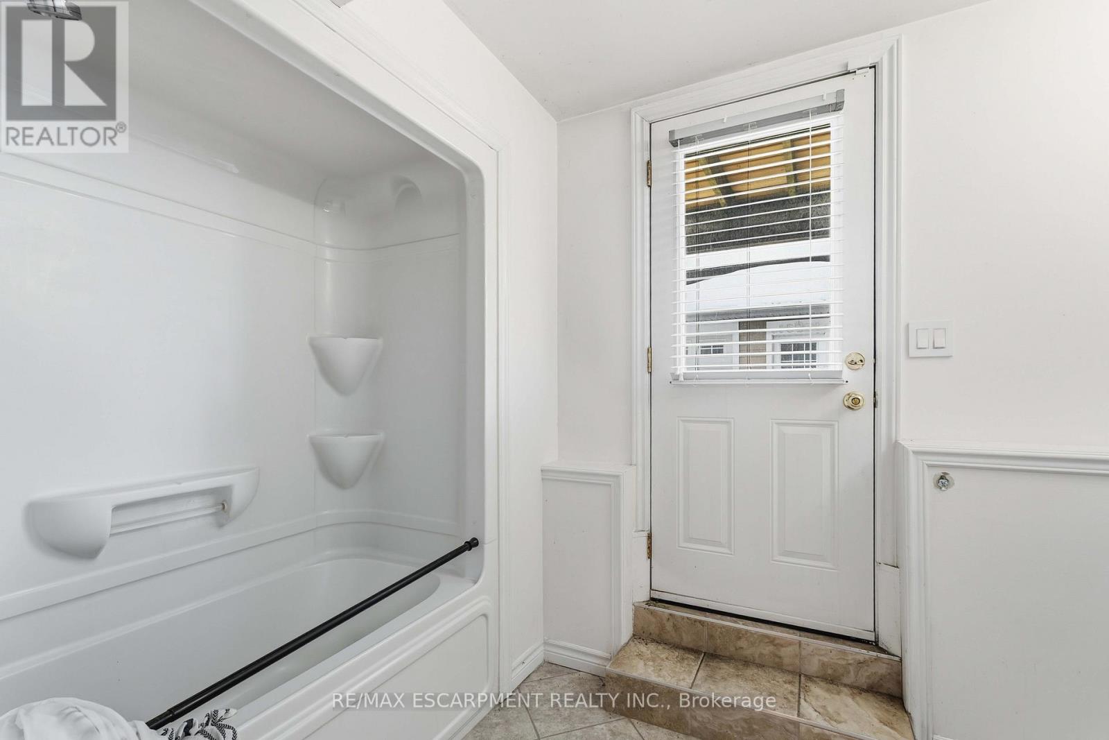 1056 Beach Boulevard, Hamilton (Hamilton Beach), Ontario  L8H 6Z4 - Photo 19 - X12767876