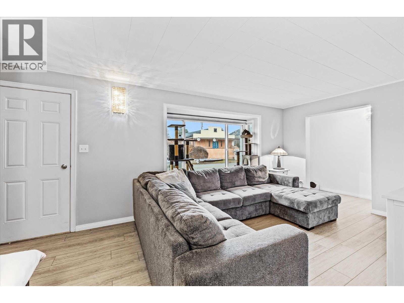 13614 SPENCER Avenue Summerland Photo 4