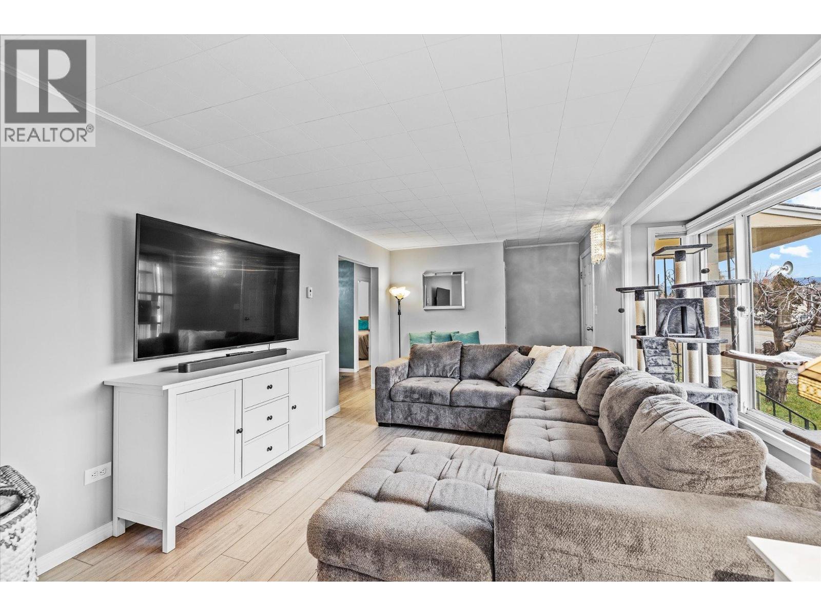 13614 SPENCER Avenue Summerland Photo 6