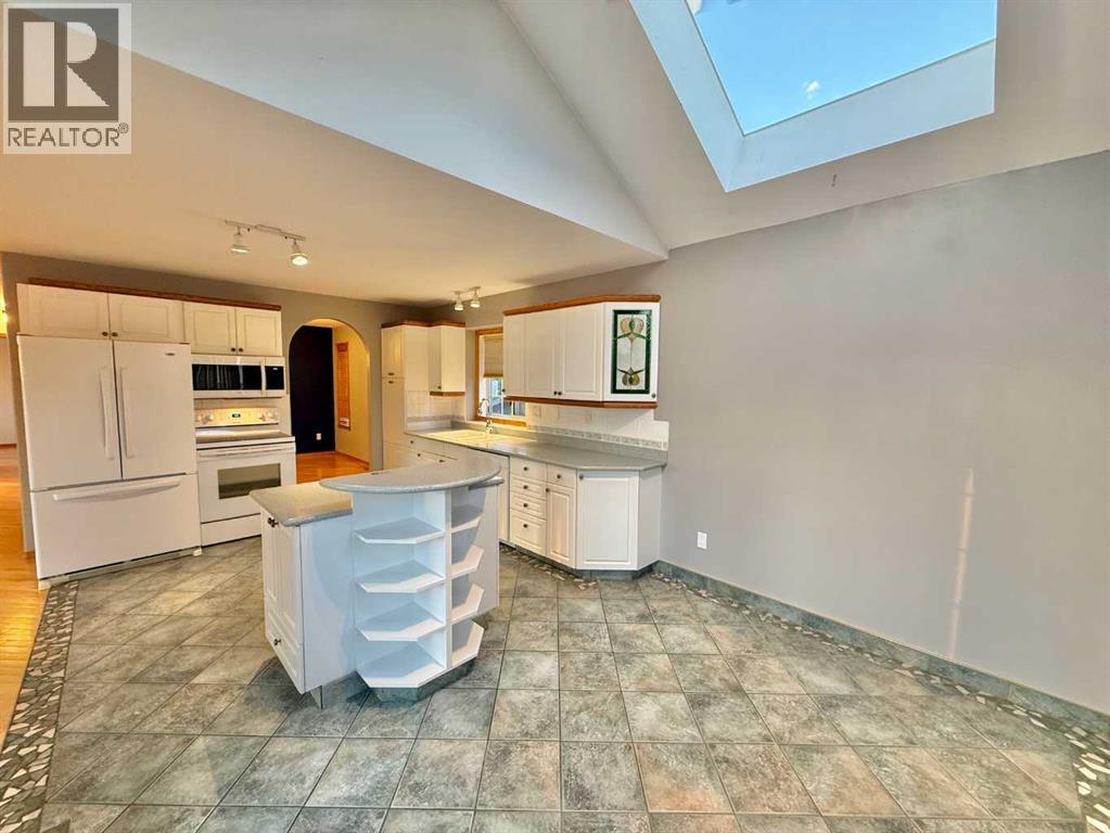 131 Tocher Avenue, Hinton, Alberta  T7V 1H3 - Photo 11 - A2251497