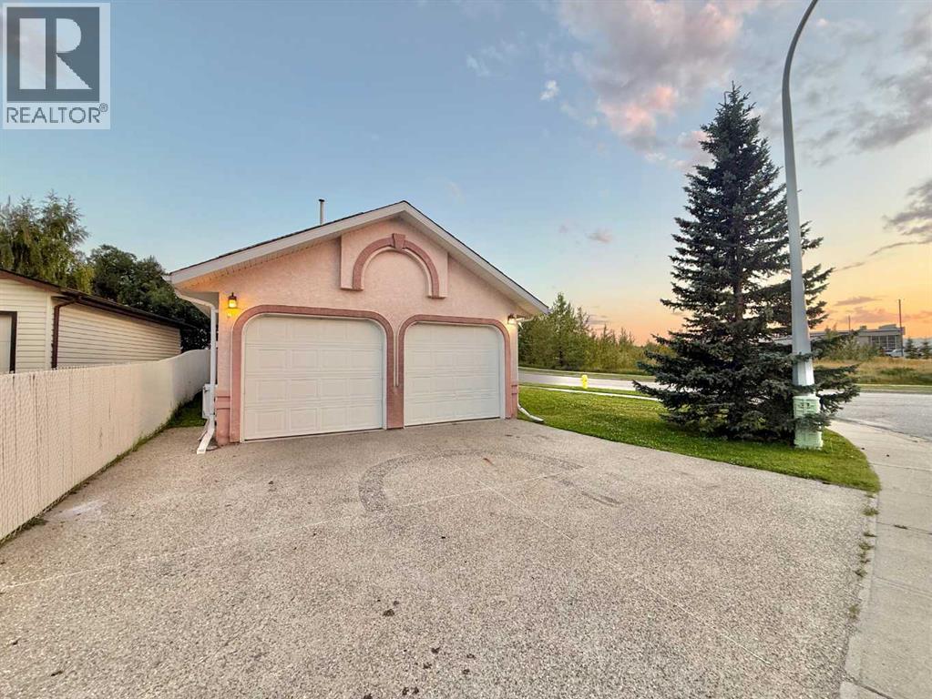 131 Tocher Avenue, Hinton, Alberta  T7V 1H3 - Photo 3 - A2251497