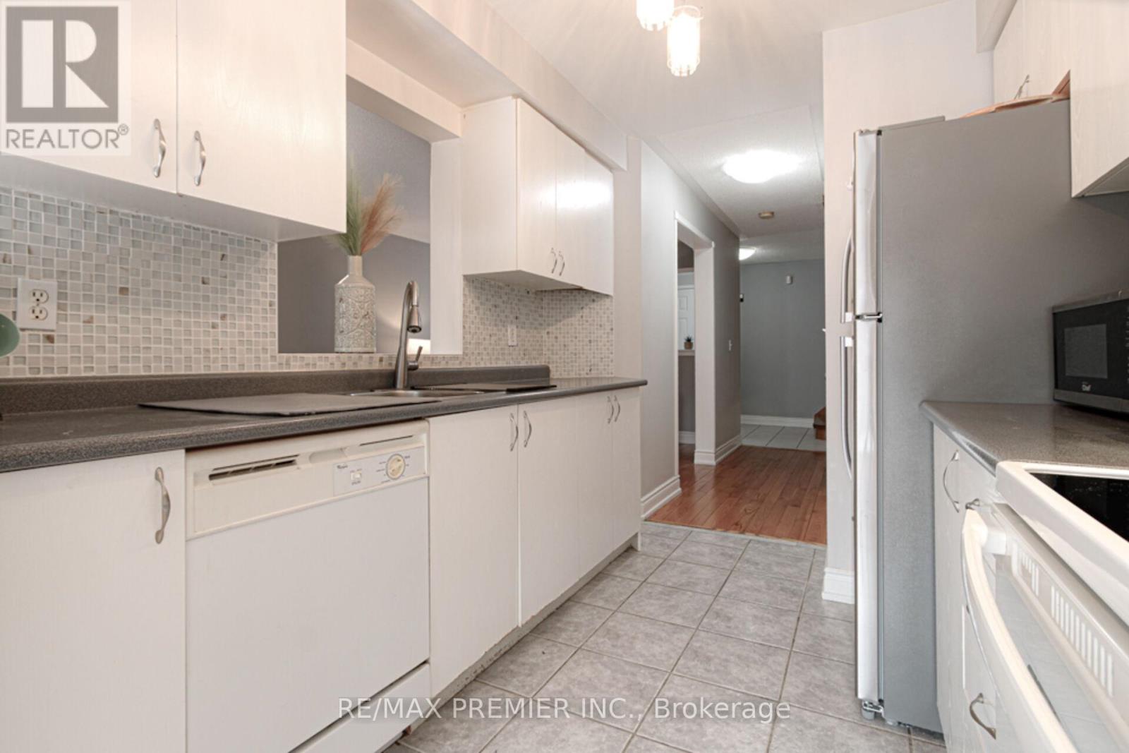 5272 Brookwood Court, Mississauga, Ontario  L5V 2N8 - Photo 10 - W12735722