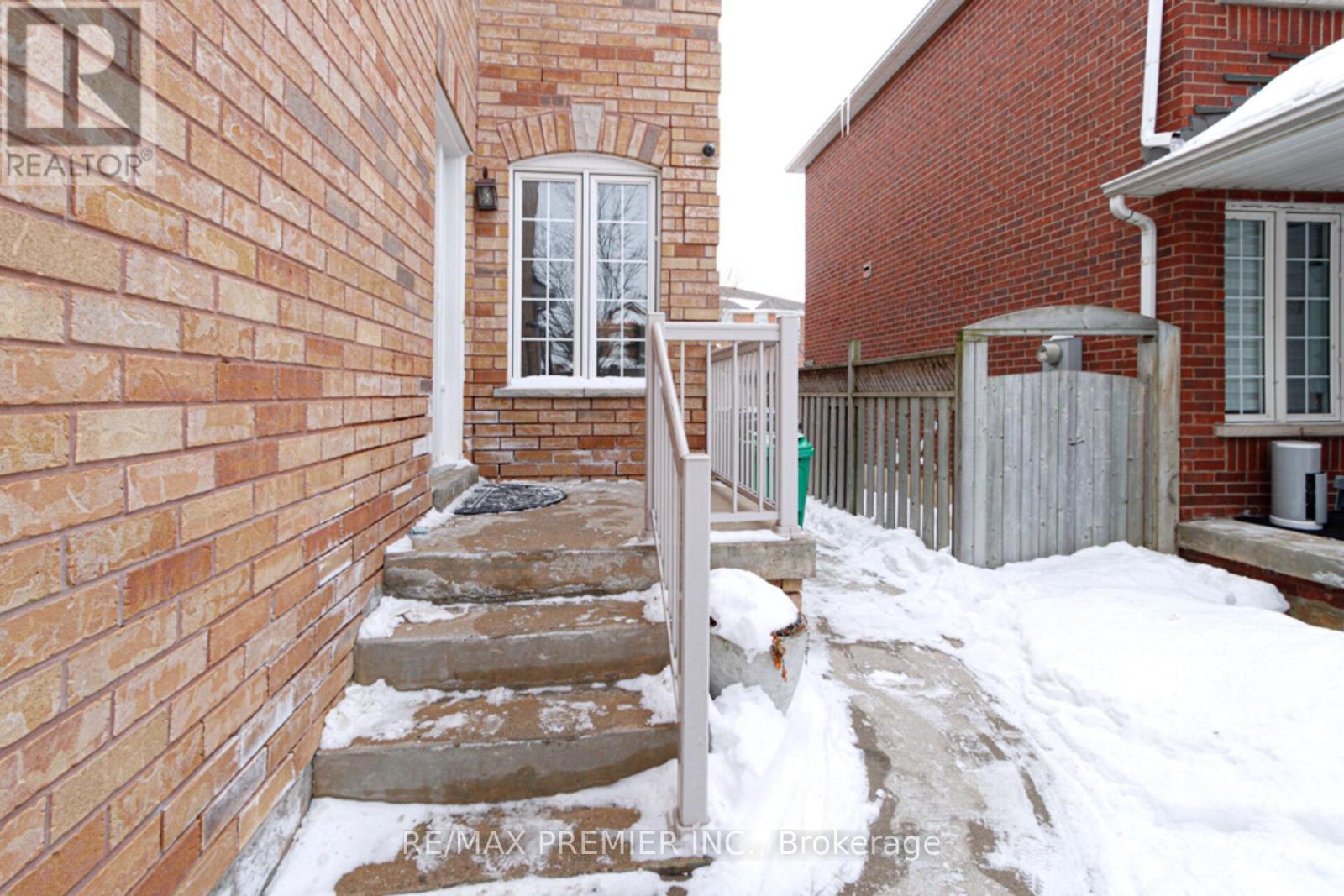 5272 Brookwood Court, Mississauga, Ontario  L5V 2N8 - Photo 2 - W12735722