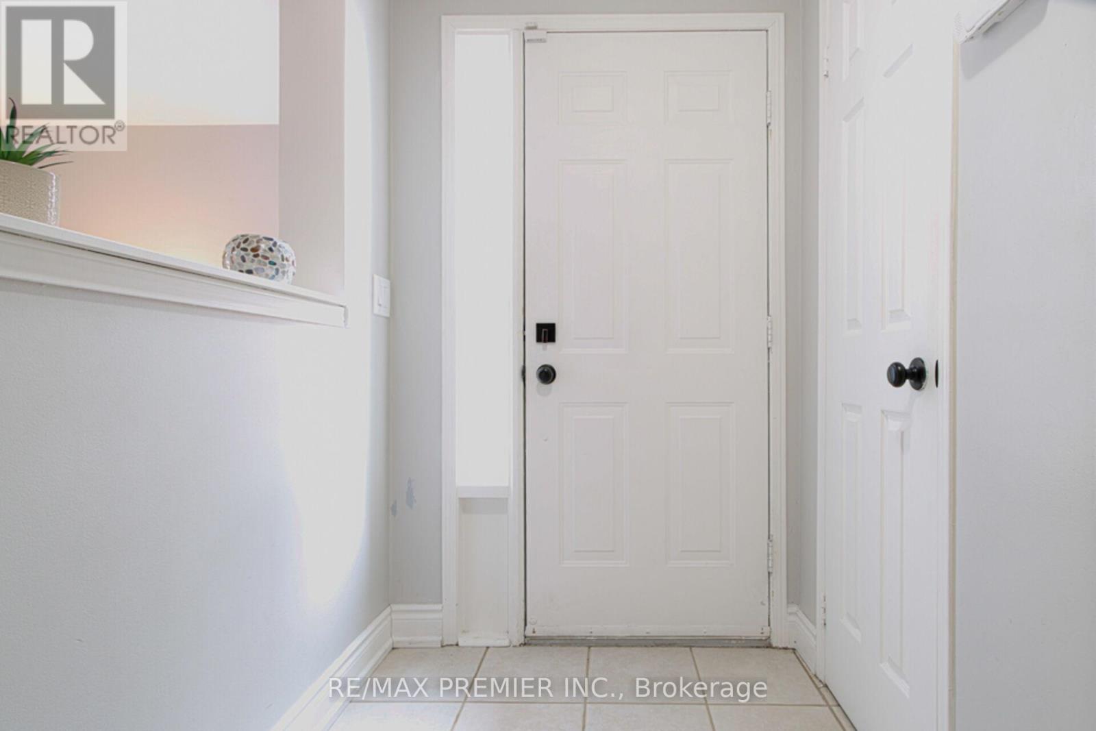 5272 Brookwood Court, Mississauga, Ontario  L5V 2N8 - Photo 3 - W12735722