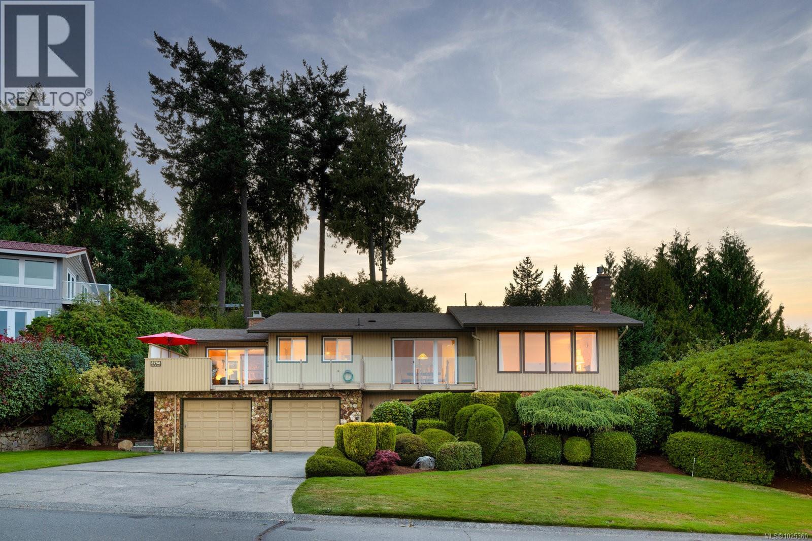 8756 Pender Park Dr, North Saanich, British Columbia