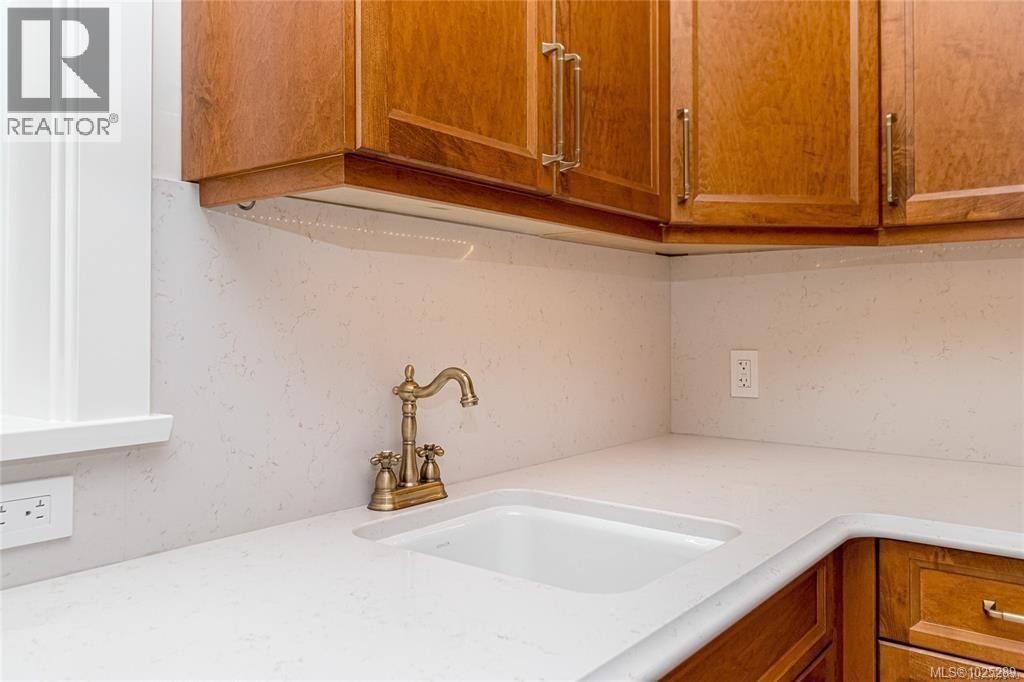 2614 Avebury Ave, Victoria, British Columbia  V8R 3W2 - Photo 11 - 1025289