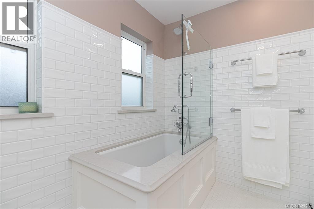 2614 Avebury Ave, Victoria, British Columbia  V8R 3W2 - Photo 27 - 1025289