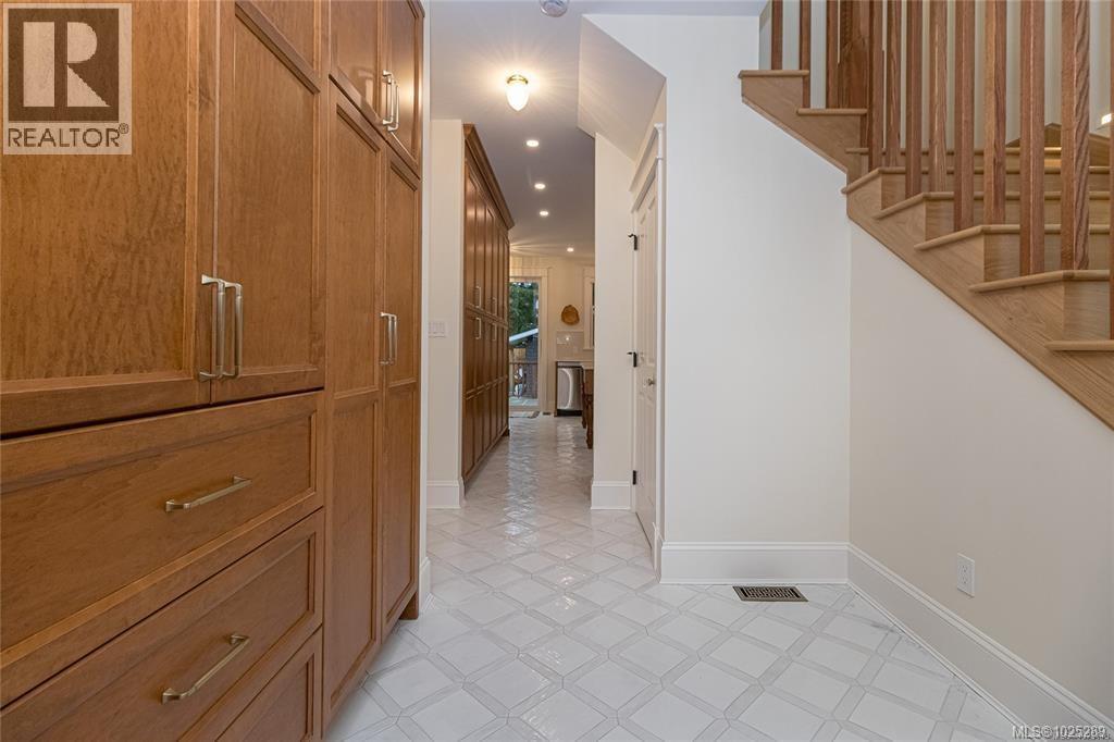 2614 Avebury Ave, Victoria, British Columbia  V8R 3W2 - Photo 4 - 1025289