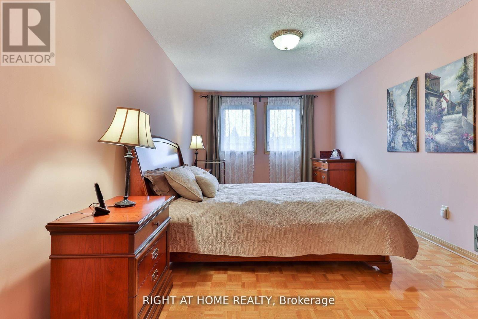 1433 Bough Beeches Boulevard, Mississauga, Ontario  L4W 3B4 - Photo 18 - W12767336