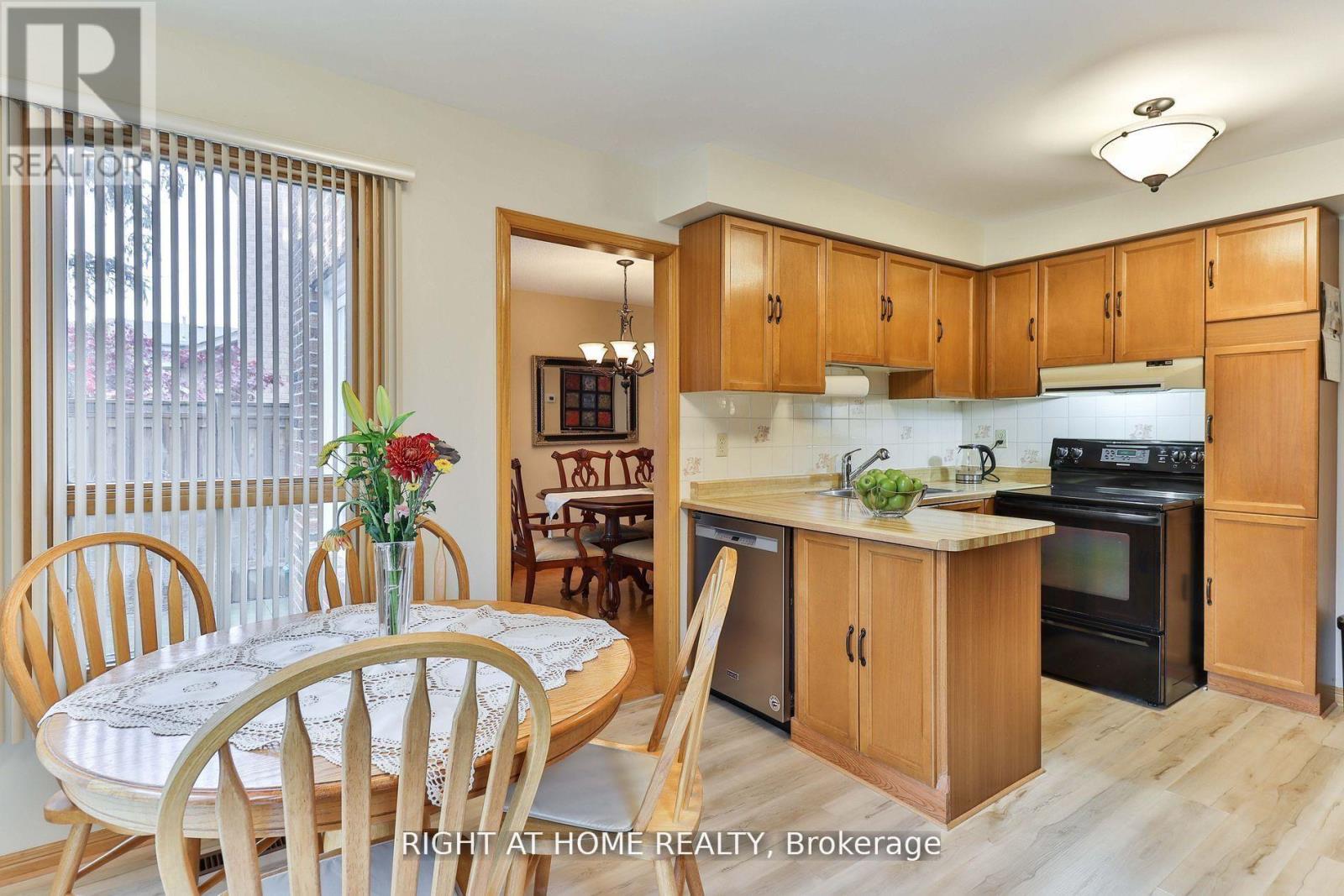 1433 Bough Beeches Boulevard, Mississauga, Ontario  L4W 3B4 - Photo 9 - W12767336