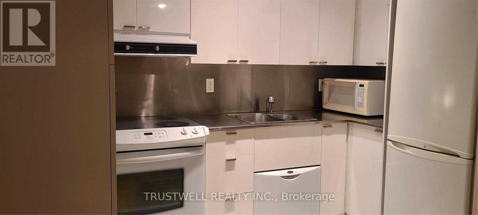 1151 - 111 Elizabeth Street, Toronto (Bay Street Corridor), Ontario  M5G 1P7 - Photo 5 - C12768058