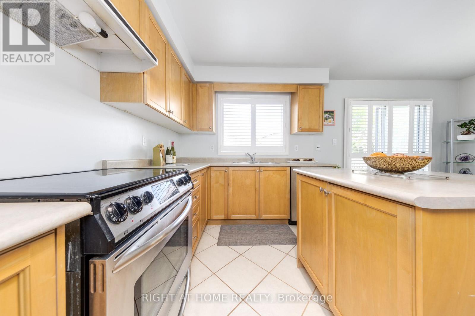 68 Rideau Drive, Richmond Hill, Ontario  L4B 4P3 - Photo 12 - N12767780