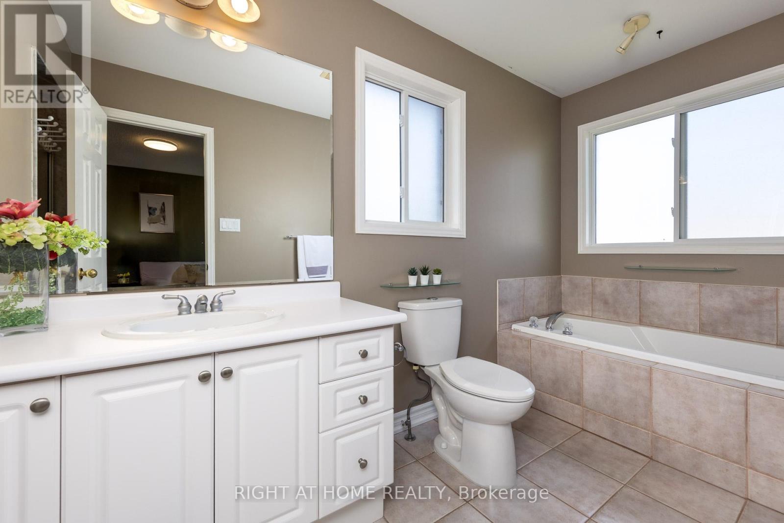 68 Rideau Drive, Richmond Hill, Ontario  L4B 4P3 - Photo 23 - N12767780