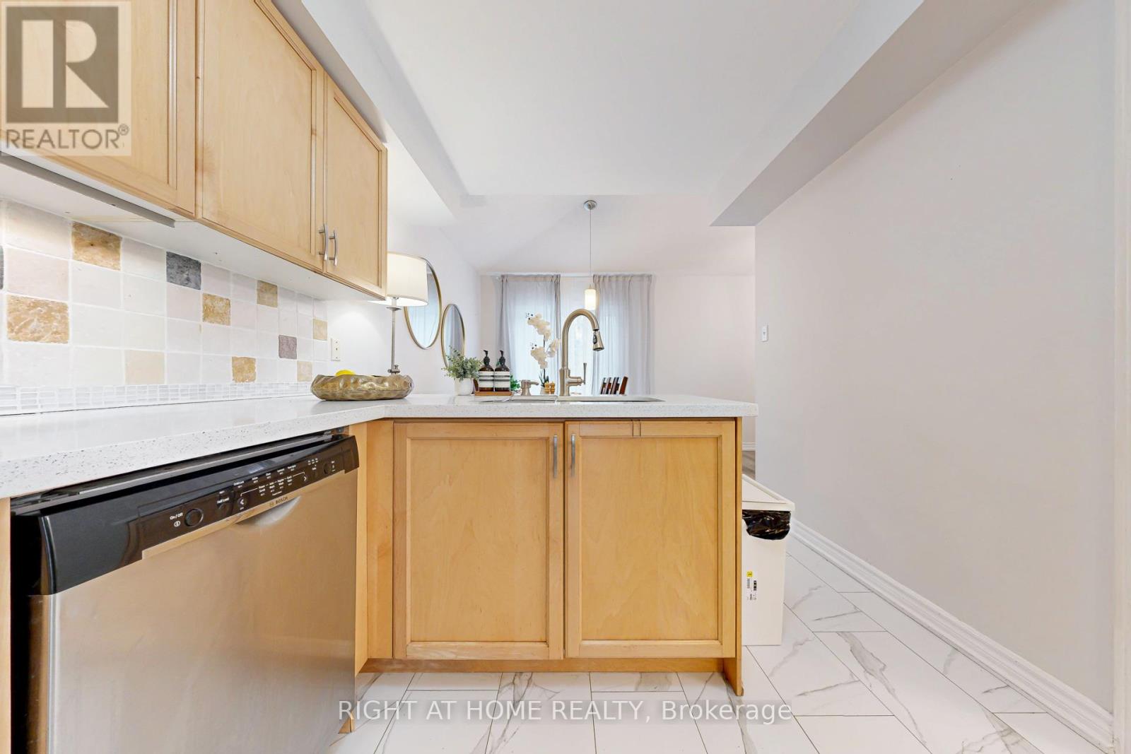 38 Rosanna Crescent, Vaughan, Ontario  L6A 2T3 - Photo 11 - N12768130