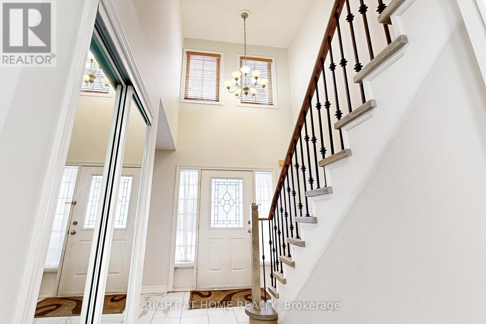 38 Rosanna Crescent, Vaughan, Ontario  L6A 2T3 - Photo 2 - N12768130