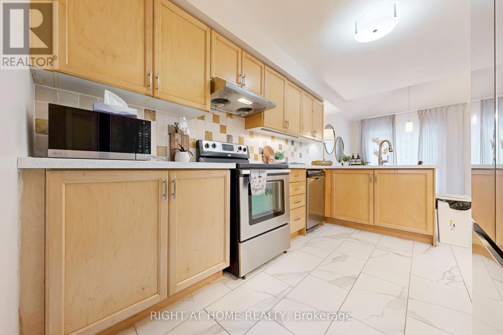 38 Rosanna Crescent, Vaughan, Ontario  L6A 2T3 - Photo 8 - N12768130