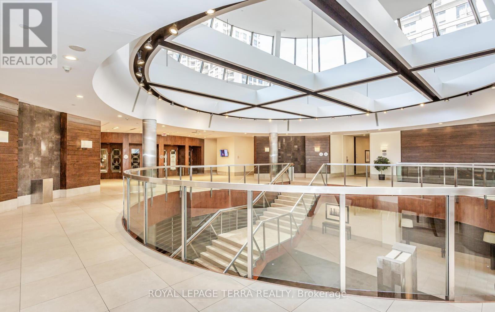 430 - 3888 Duke Of York Boulevard, Mississauga, Ontario  L5B 4P5 - Photo 3 - W12768122