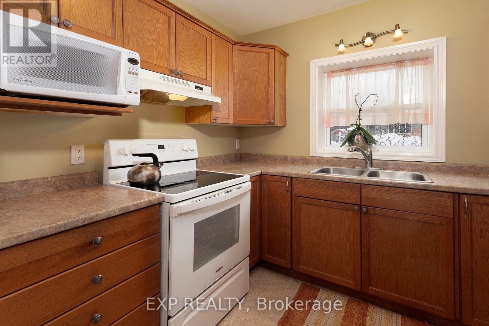 141 Dyer Street, Central Elgin, Ontario  N0L 1B0 - Photo 9 - X12768214