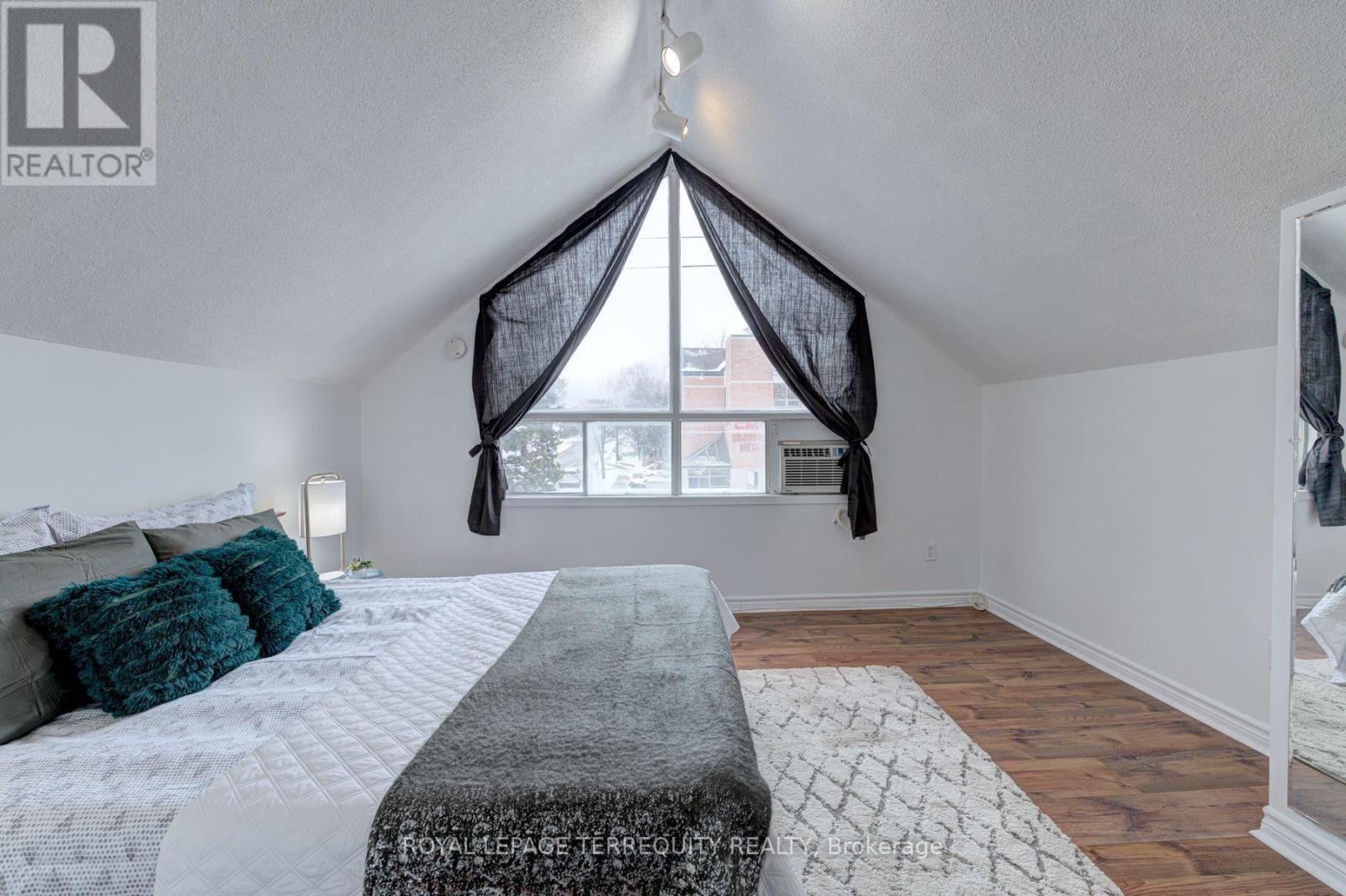 UNIT 2 - 135 SHEPPARD AVENUE W, Toronto, Ontario