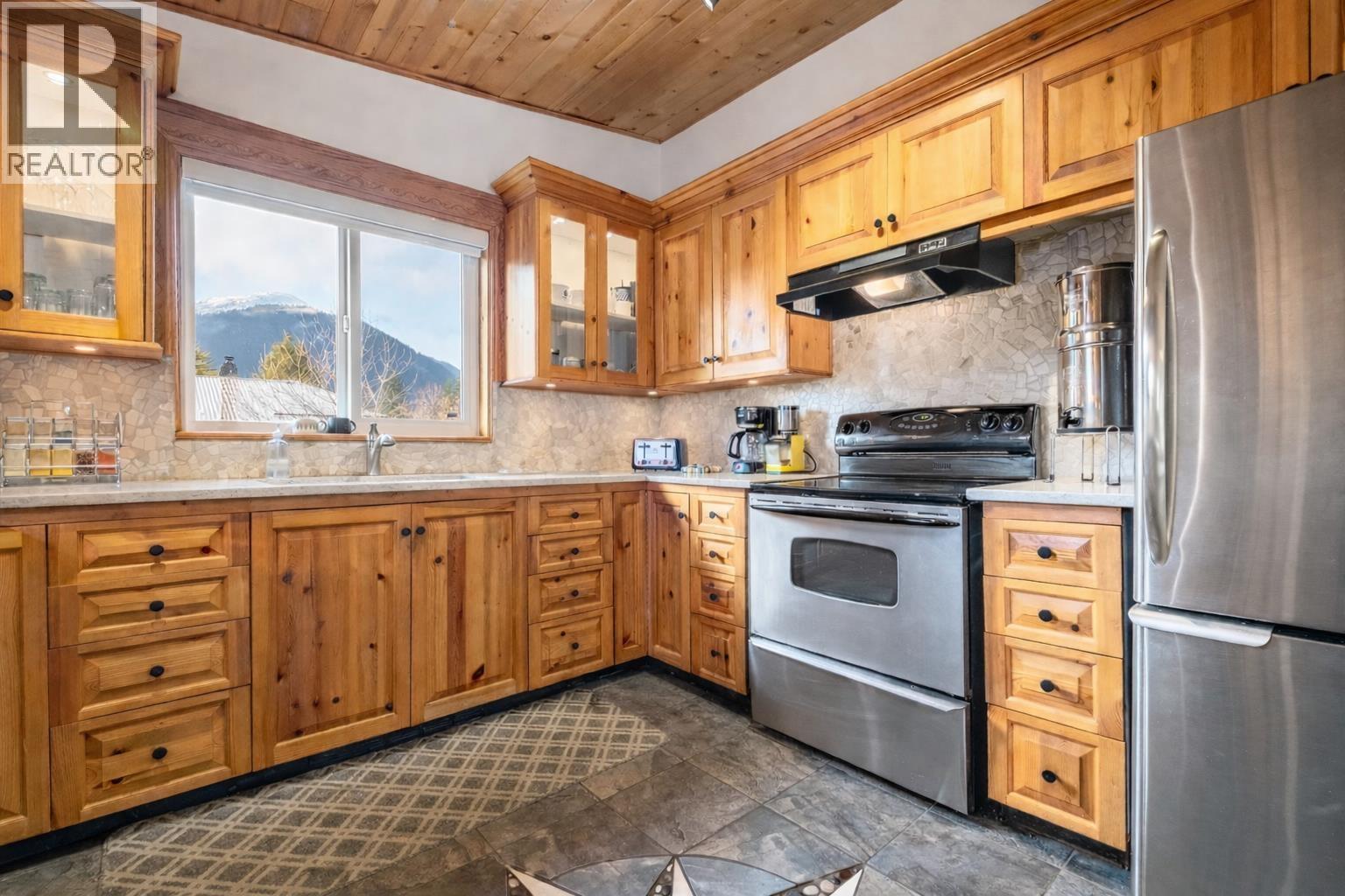 7407 Harrow Road, Pemberton, British Columbia  V0N 2L0 - Photo 12 - R3086510