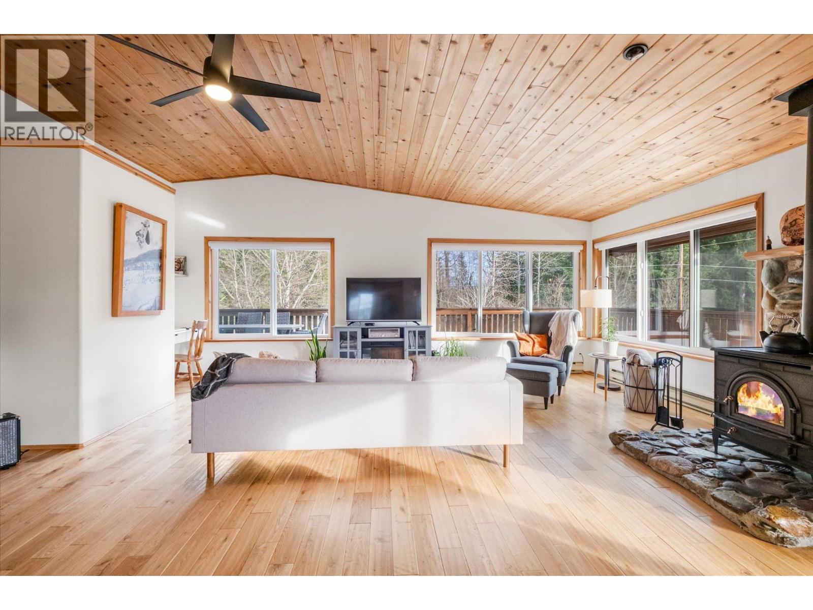 7407 Harrow Road, Pemberton, British Columbia  V0N 2L0 - Photo 10 - R3086510