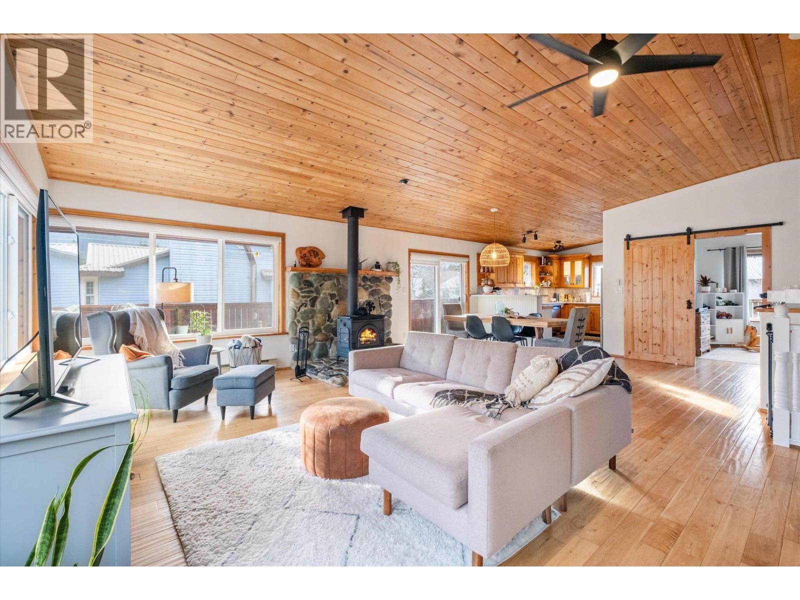 7407 Harrow Road, Pemberton, British Columbia  V0N 2L0 - Photo 9 - R3086510