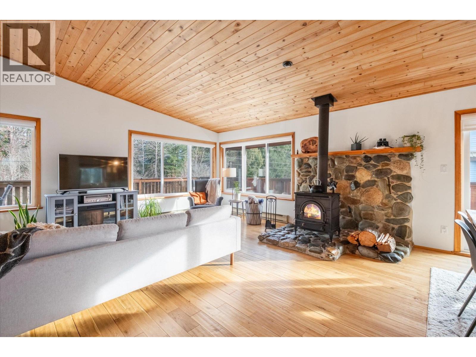 7407 Harrow Road, Pemberton, British Columbia  V0N 2L0 - Photo 8 - R3086510