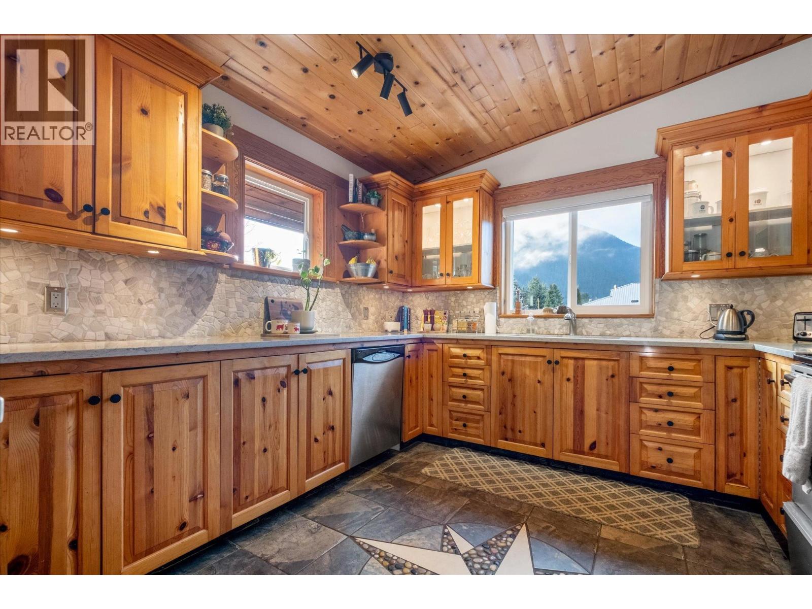 7407 Harrow Road, Pemberton, British Columbia  V0N 2L0 - Photo 13 - R3086510