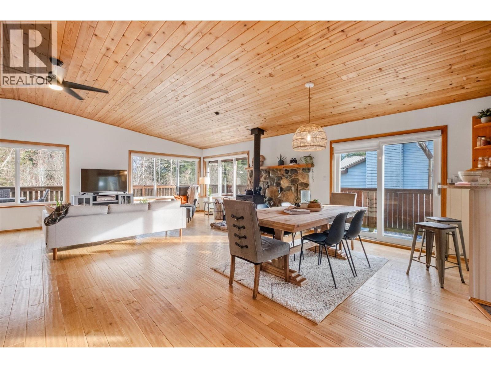 7407 Harrow Road, Pemberton, British Columbia  V0N 2L0 - Photo 11 - R3086510