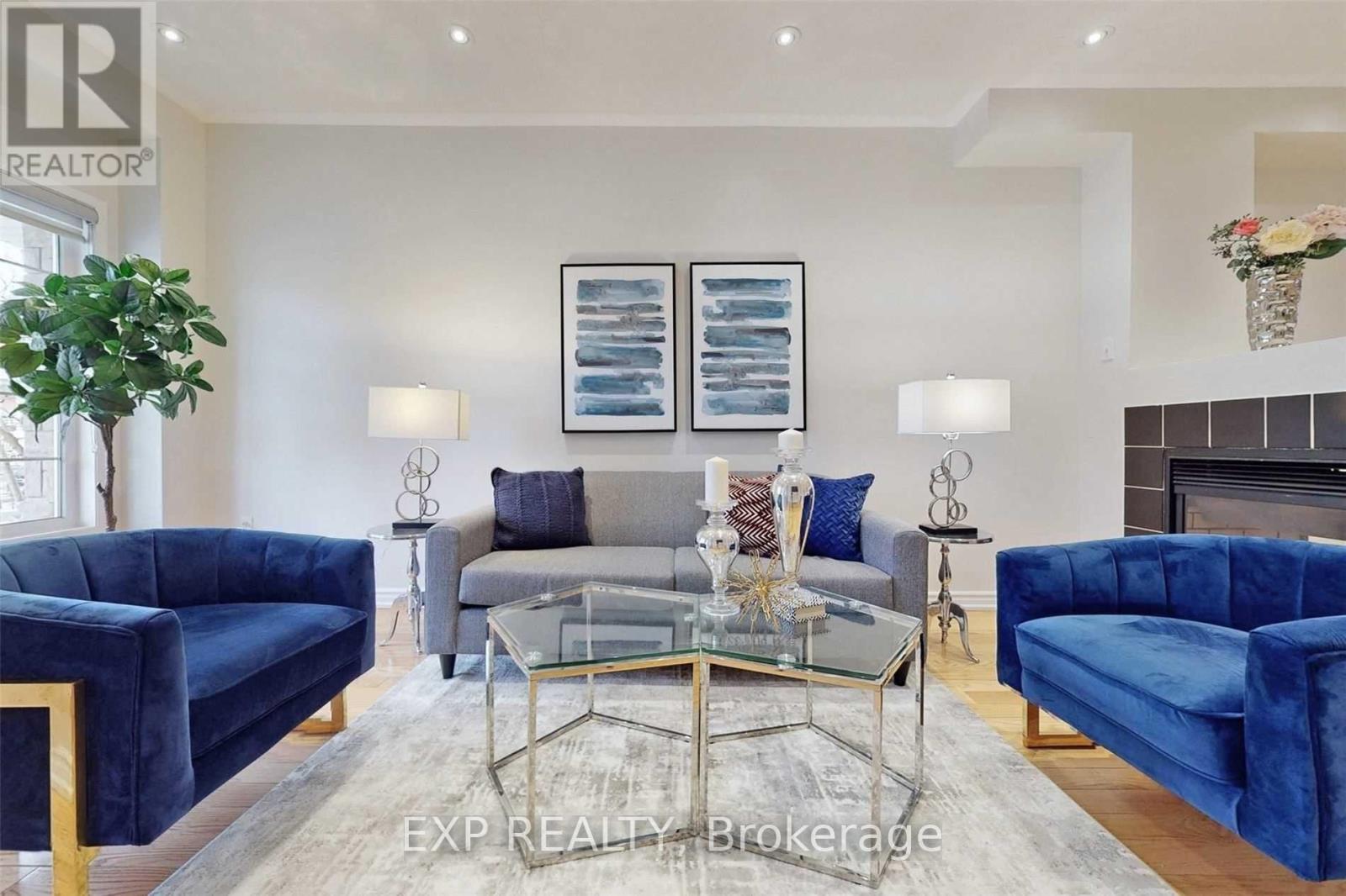 10 Birdsongs Street N, Richmond Hill, Ontario  L4E 5C8 - Photo 2 - N12768198