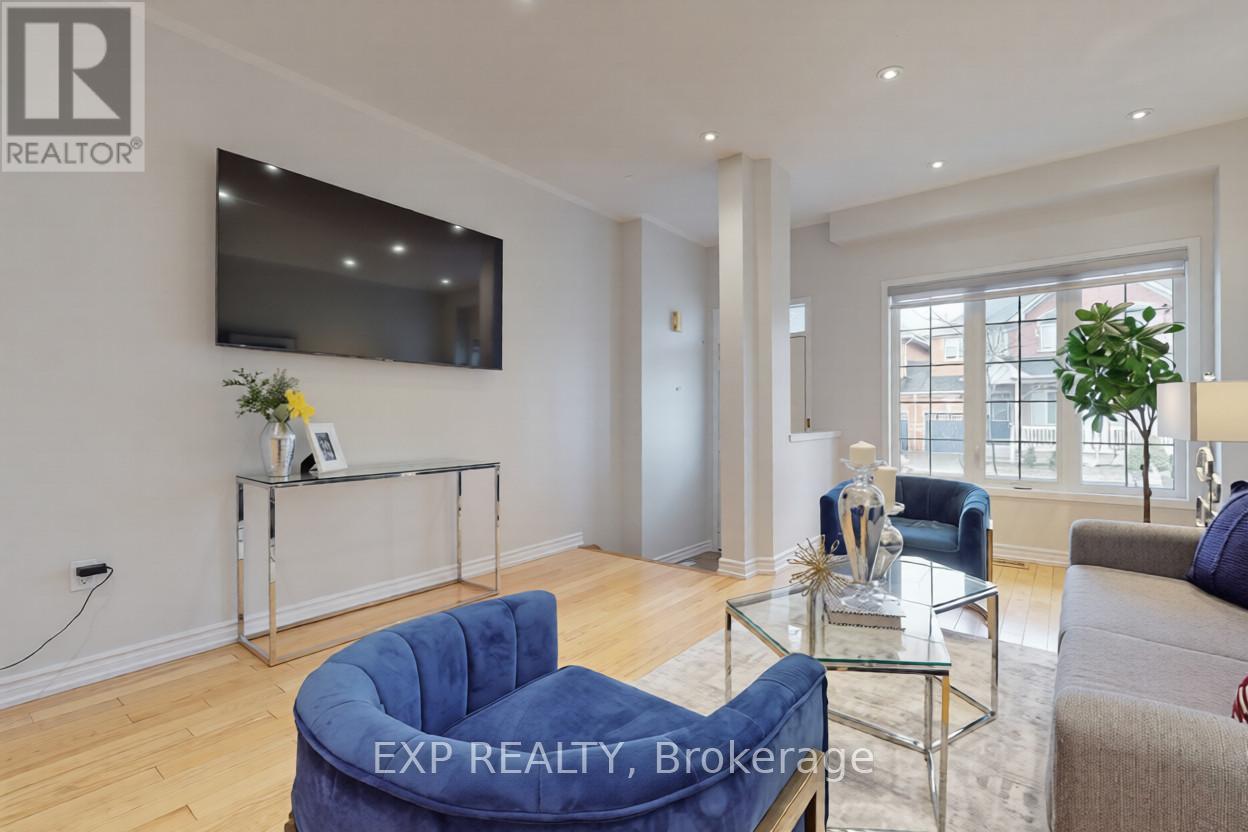 10 Birdsongs Street N, Richmond Hill, Ontario  L4E 5C8 - Photo 3 - N12768198