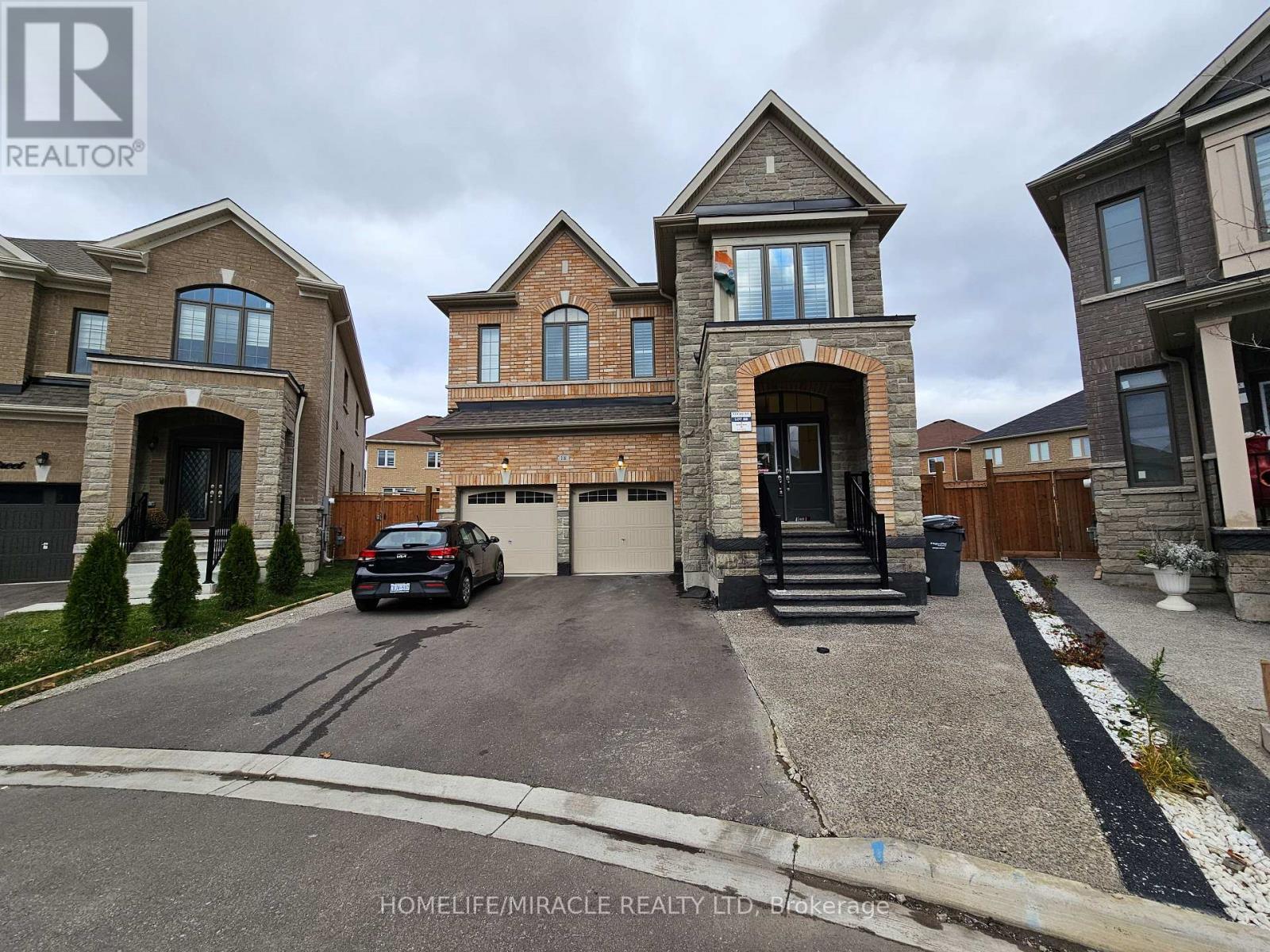 18 Bachelor Street W, Brampton, Ontario  L7A 5A9 - Photo 2 - W12768176