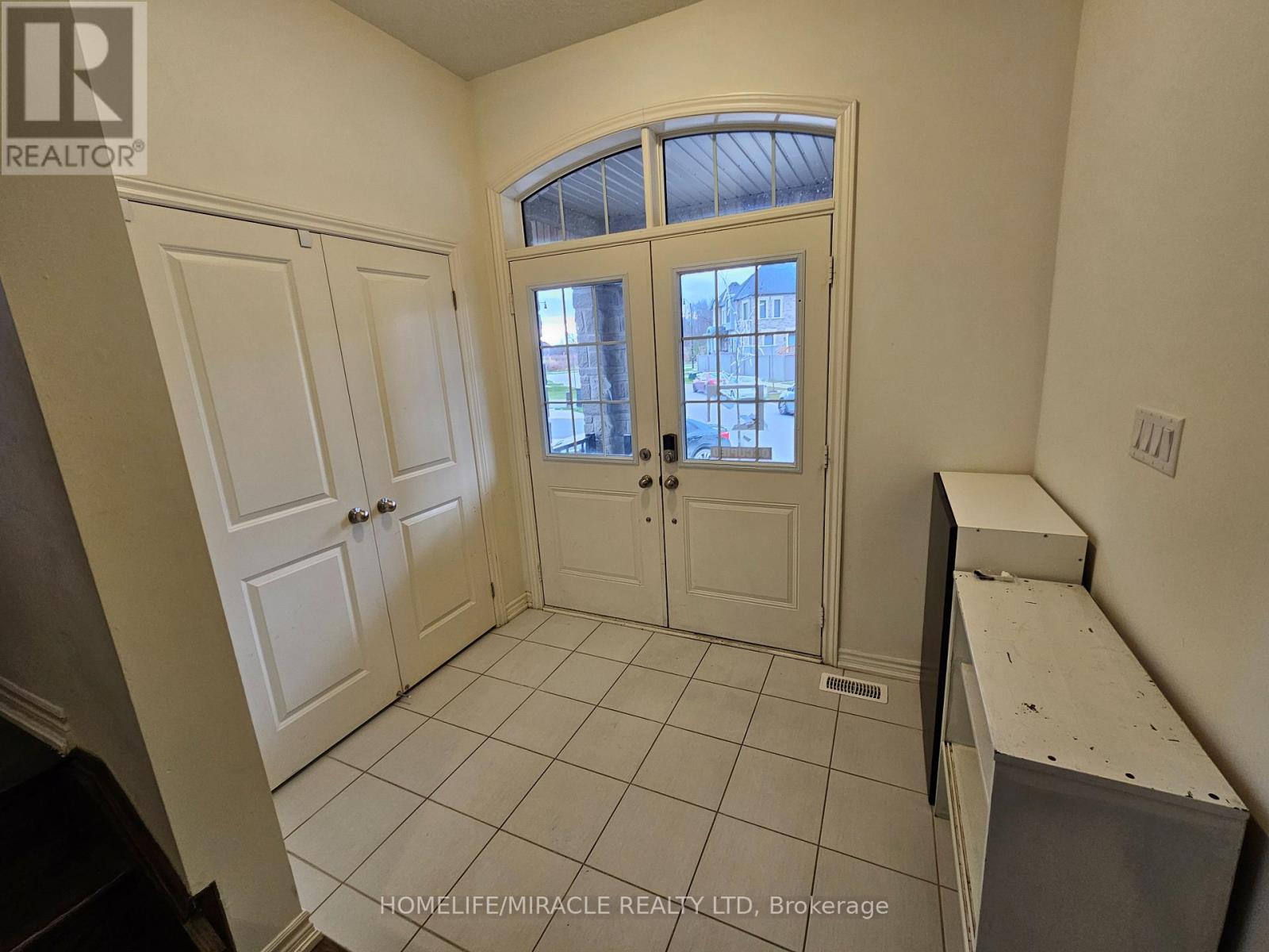 18 Bachelor Street W, Brampton, Ontario  L7A 5A9 - Photo 3 - W12768176