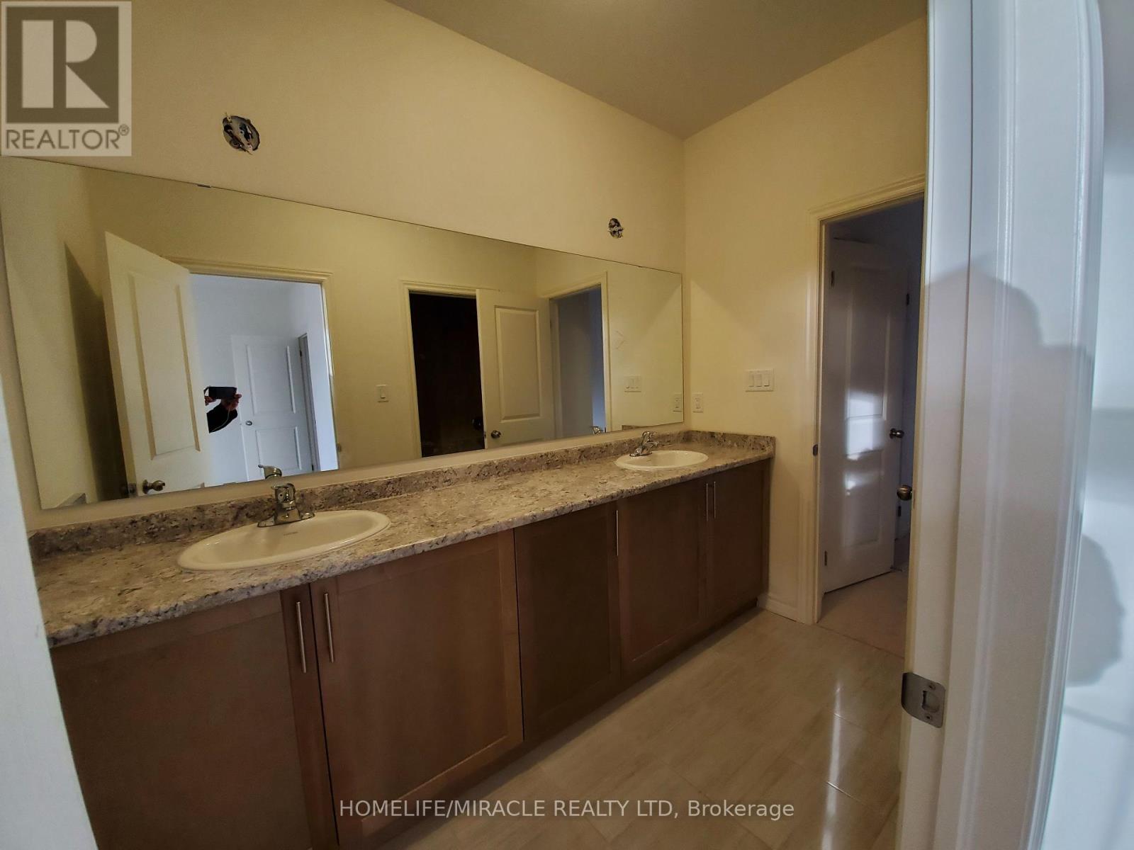 18 Bachelor Street W, Brampton, Ontario  L7A 5A9 - Photo 40 - W12768176