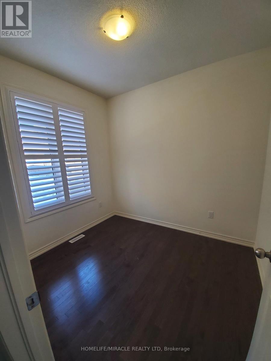 18 Bachelor Street W, Brampton, Ontario  L7A 5A9 - Photo 7 - W12768176