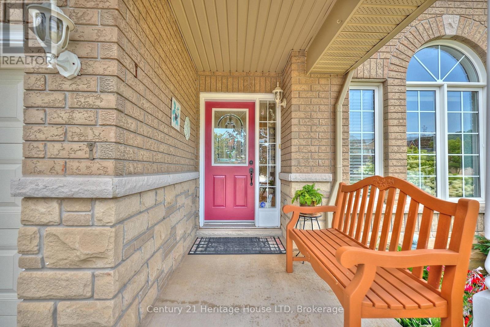 222 Dorchester Drive, Grimsby, Ontario  L3M 5K8 - Photo 3 - X12708034