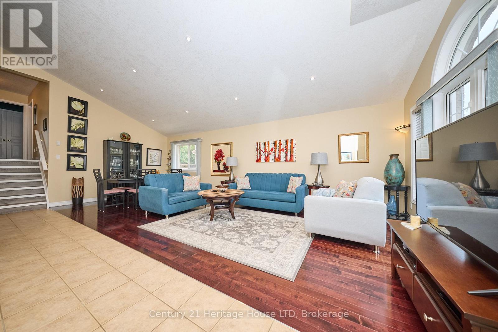 222 Dorchester Drive, Grimsby, Ontario  L3M 5K8 - Photo 4 - X12708034