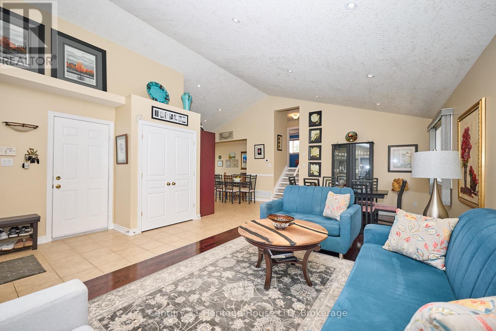 222 Dorchester Drive, Grimsby, Ontario  L3M 5K8 - Photo 7 - X12708034