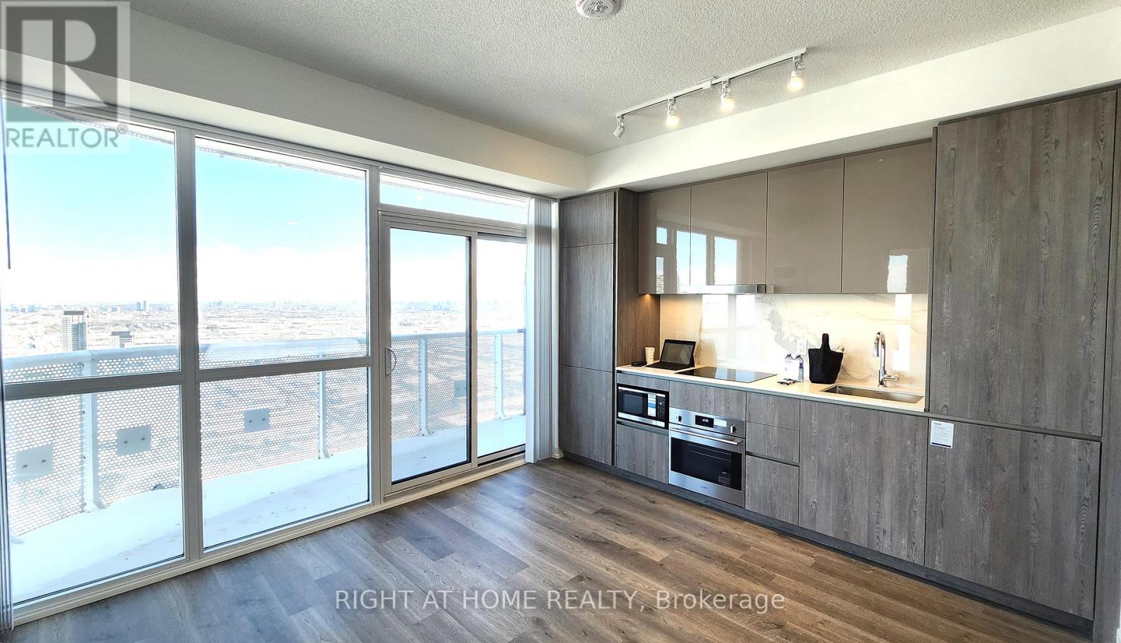 5706 - 8 Interchange Way, Vaughan (Vaughan Corporate Centre), Ontario  L4K 0R2 - Photo 3 - N12768240